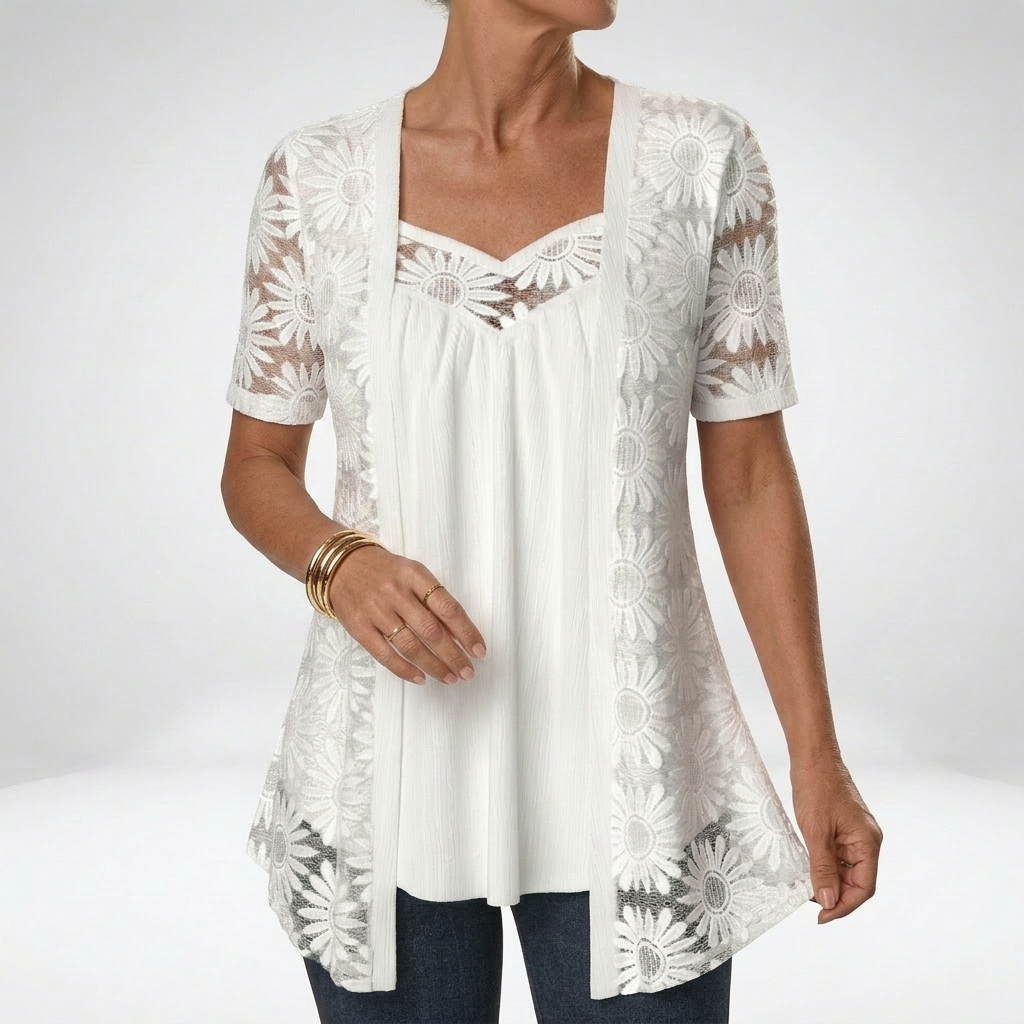 Prudence — Blusa blanca de encaje con mangas cortas