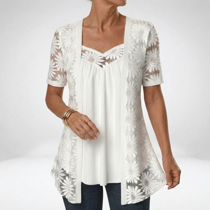 Prudence — Blusa blanca de encaje con mangas cortas